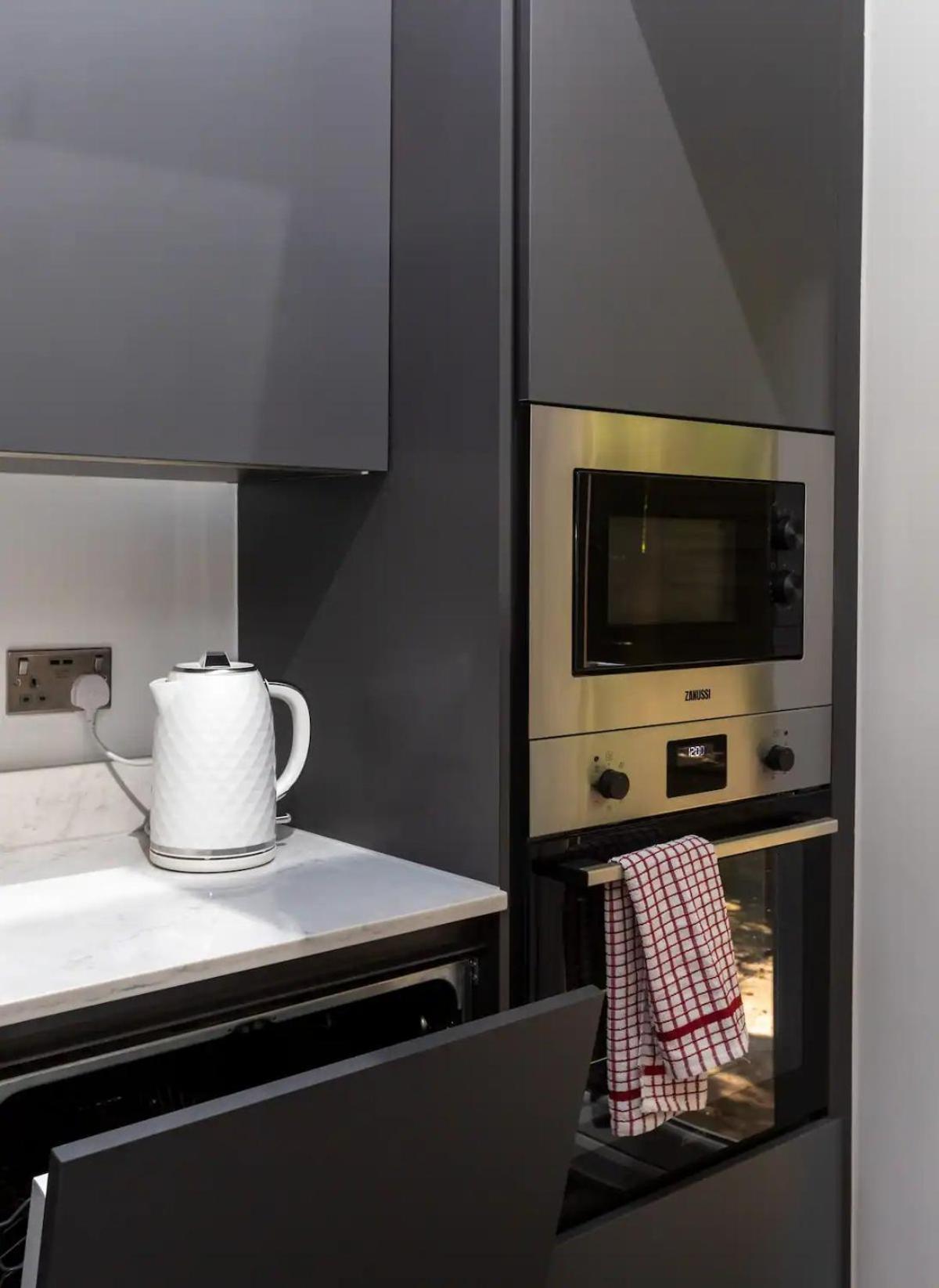 Stylish 2-Bed Flat In The Heart Of West Hampstead Daire Londra Dış mekan fotoğraf